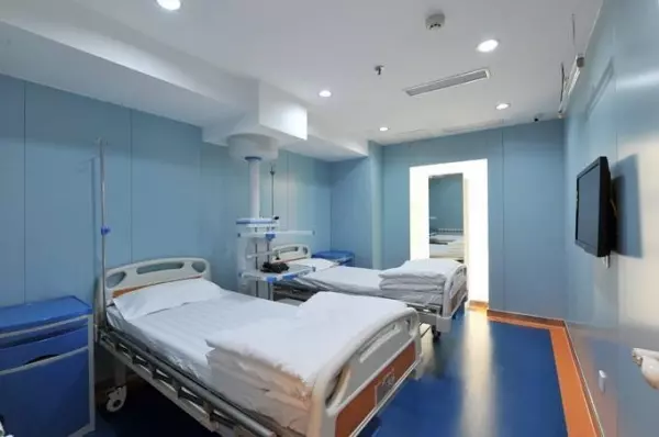 兒子半夜指著病床頭說:「那裏有個小女孩」!老爸驚嚇一整晚不敢睡 真相讓他超崩潰
