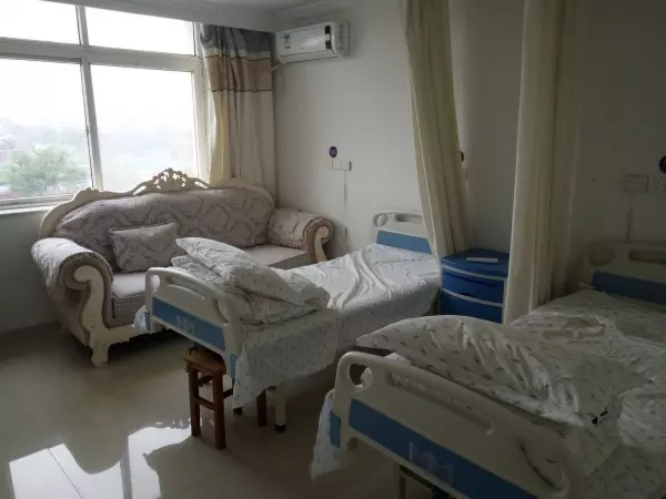 兒子半夜指著病床頭說:「那裏有個小女孩」!老爸驚嚇一整晚不敢睡 真相讓他超崩潰