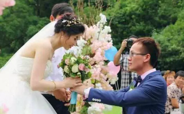 丈夫住院,妻子賣房救他,出院時護士塞張紙條給她,打開後她愣了