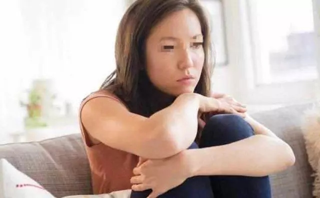 丈夫住院,妻子賣房救他,出院時護士塞張紙條給她,打開後她愣了