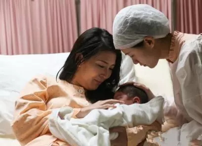 丈夫出差回家,聽到家裡有吵鬧聲,進門看到妻子後,他傻了眼