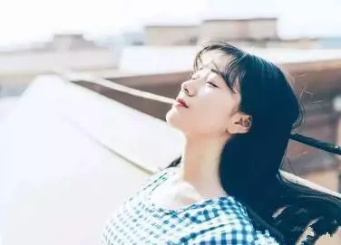 丈夫出差回家,聽到家裡有吵鬧聲,進門看到妻子後,他傻了眼