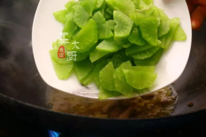萵筍炒五花肉的正確做法,好吃又簡單,新手都能做