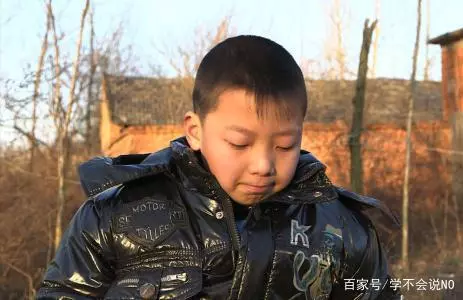 我打工兩年,回家見妻子走路樣子奇怪,鄰居無意說漏嘴,我報了警