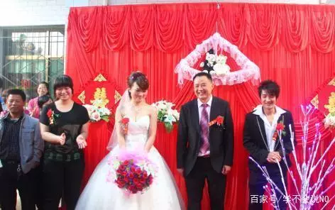 我打工兩年,回家見妻子走路樣子奇怪,鄰居無意說漏嘴,我報了警