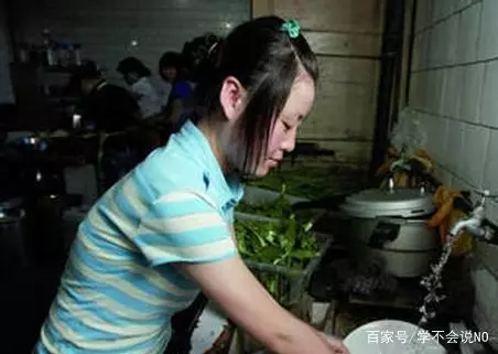 我打工兩年,回家見妻子走路樣子奇怪,鄰居無意說漏嘴,我報了警
