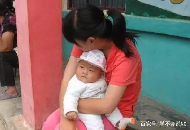 我打工兩年,回家見妻子走路樣子奇怪,鄰居無意說漏嘴,我報了警