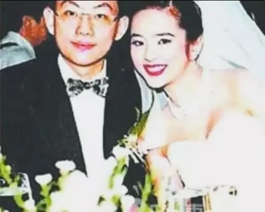 曾為了錢拒絕林志穎而嫁富豪,連生兩個女兒被家暴,如今45歲看上去讓人心疼!