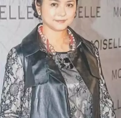 曾為了錢拒絕林志穎而嫁富豪,連生兩個女兒被家暴,如今45歲看上去讓人心疼!
