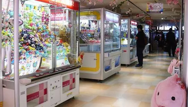 夾娃娃機老闆發現「210隻娃娃在一夕之間消失」氣到報警,但警方調閱監視器後卻看到震驚的畫面!