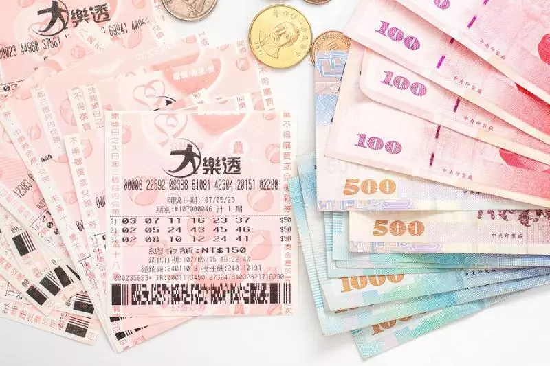 刮刮樂中10萬元超爽der! 誒不對...阿伯眼花少看一個「0」! 店家網路尋人補足100萬元獎金!