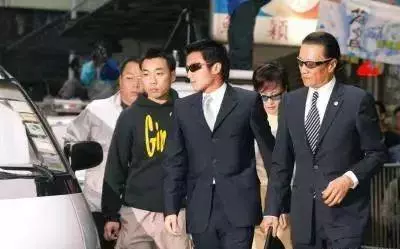 聲稱賭王家人付500萬點七星燈續命被拒絕,這位風水大師的來頭真不小,還留一句:他會走