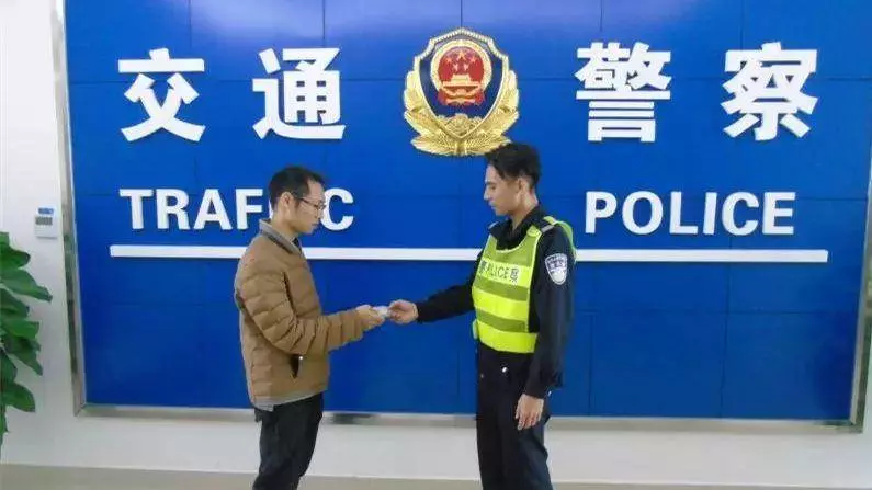 新加坡男子來到港珠澳大橋取回一個卡包,40分鐘後,又被帶上警車~