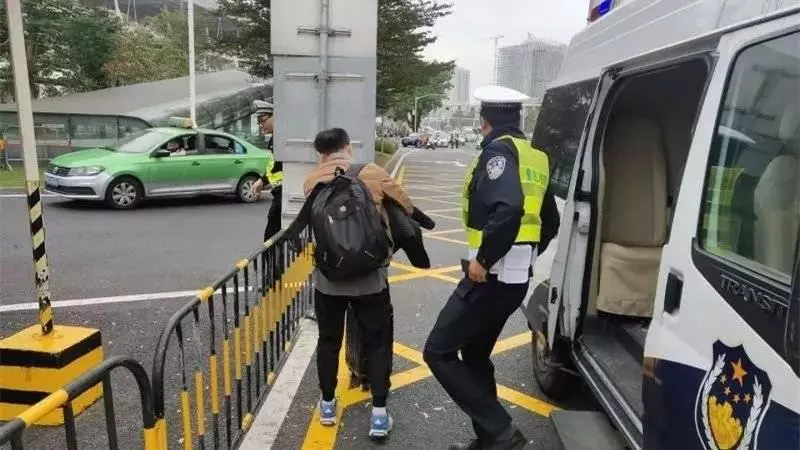 新加坡男子來到港珠澳大橋取回一個卡包,40分鐘後,又被帶上警車~