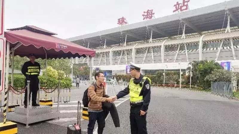 新加坡男子來到港珠澳大橋取回一個卡包,40分鐘後,又被帶上警車~