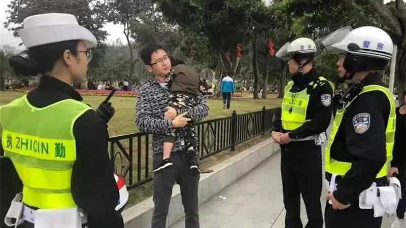 新加坡男子來到港珠澳大橋取回一個卡包,40分鐘後,又被帶上警車~
