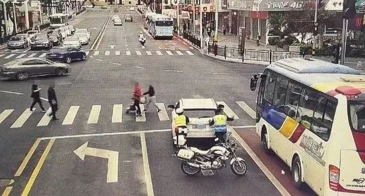 新加坡男子來到港珠澳大橋取回一個卡包,40分鐘後,又被帶上警車~