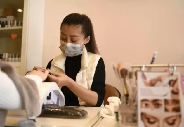 美甲器具欠消毒,女子需切除手指保命,哪些人不適合美甲?