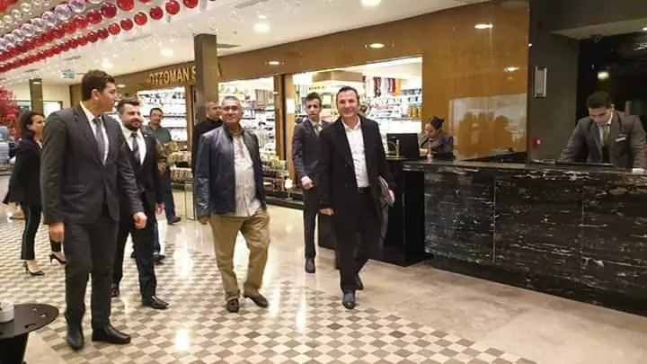 照片曝光:他們到購物廣場、旅遊勝地及高級餐館,還帶著家屬?