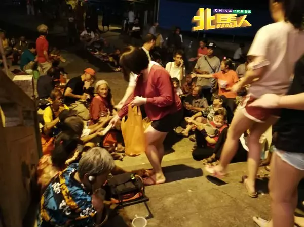 天公壇乞丐大隊離開了,滿地垃圾苦了清潔工