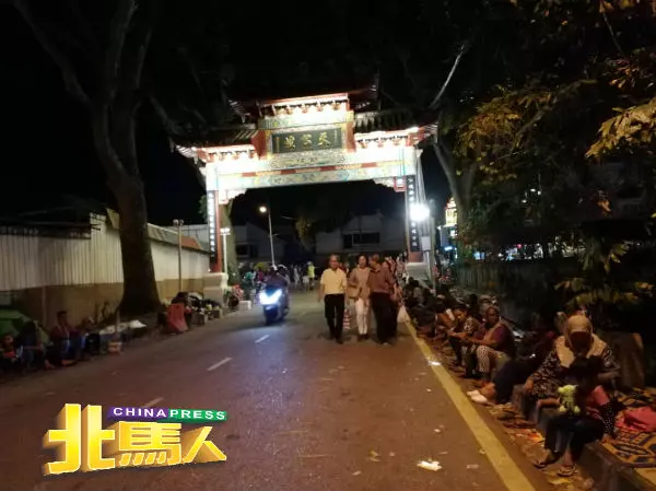 天公壇乞丐大隊離開了,滿地垃圾苦了清潔工