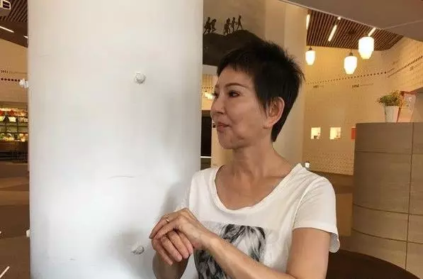 65歲司馬玉嬌與前夫兩婚兩離,家財散盡,獨自撫養兩個孩子,11年後近照曝光暴瘦認不出,網友卻說:苦盡甘來