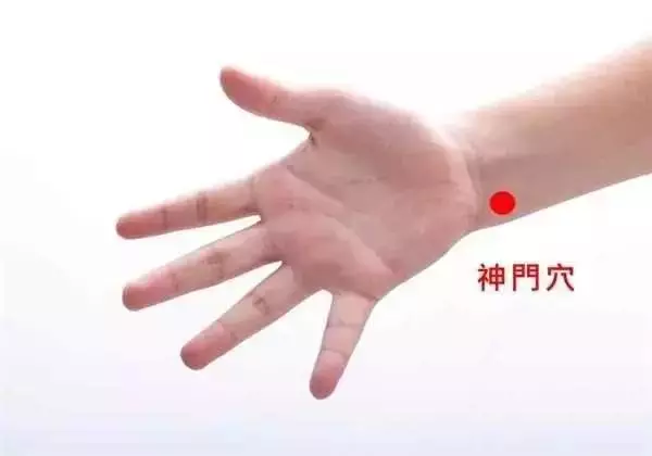 按一個穴位,養心安神,躺下就可能睡著!今晚就試試