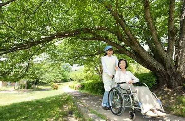 阿嬤走後把房子送侄女,把300萬存款捐敬老院,沒給養女留一分錢,養女不服上訴,看完阿嬤遺囑,網友:阿嬤心裡都懂