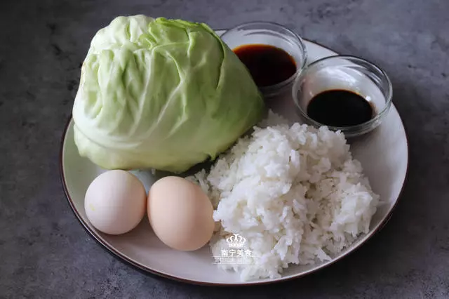 蛋炒飯在家這樣做,省時又省力,味道讓你欲罷不能,炒一鍋不夠吃