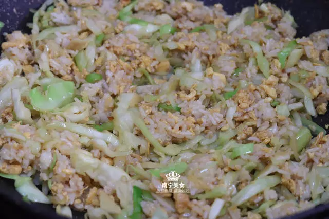 蛋炒飯在家這樣做,省時又省力,味道讓你欲罷不能,炒一鍋不夠吃