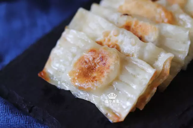 一根香蕉、一打餛飩皮,包一包,煎一煎,就可以做出一盤美味小吃