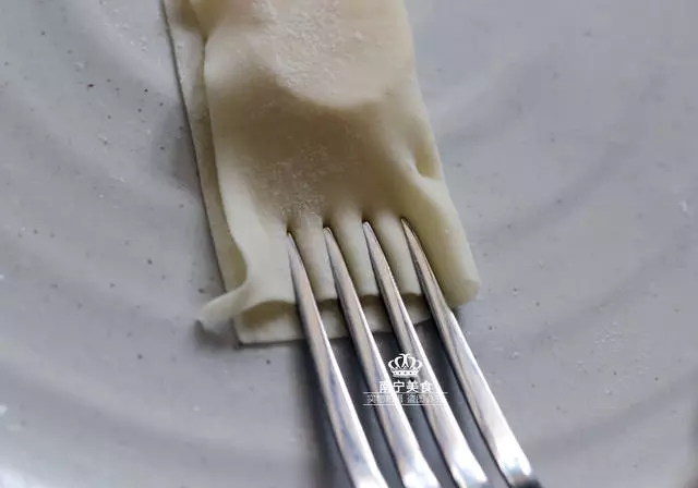 一根香蕉、一打餛飩皮,包一包,煎一煎,就可以做出一盤美味小吃