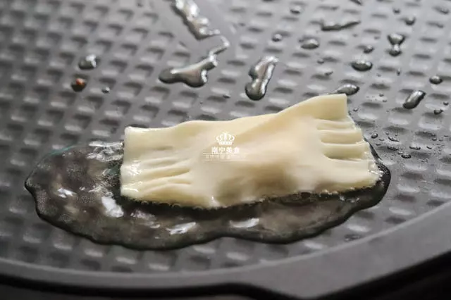 一根香蕉、一打餛飩皮,包一包,煎一煎,就可以做出一盤美味小吃