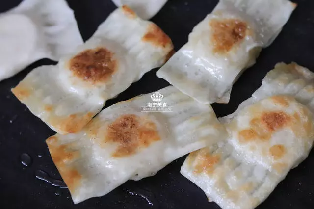 一根香蕉、一打餛飩皮,包一包,煎一煎,就可以做出一盤美味小吃