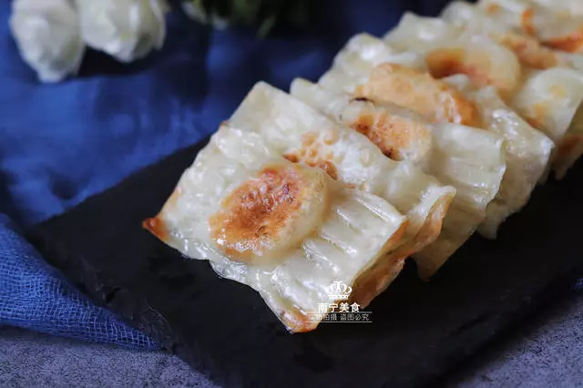 一根香蕉、一打餛飩皮,包一包,煎一煎,就可以做出一盤美味小吃