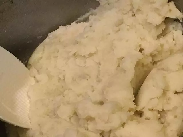 土豆別只知道炒著吃,教你一個新吃法,外酥里嫩,兒子天天都想吃