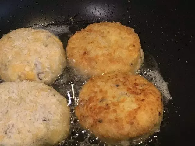 土豆別只知道炒著吃,教你一個新吃法,外酥里嫩,兒子天天都想吃