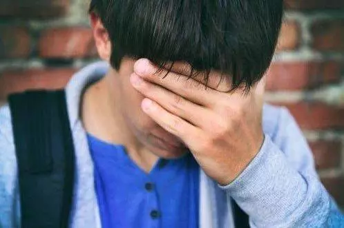 妻改嫁,兒每天拿著鏡子喊媽媽,夫覺怪,看了後哭了