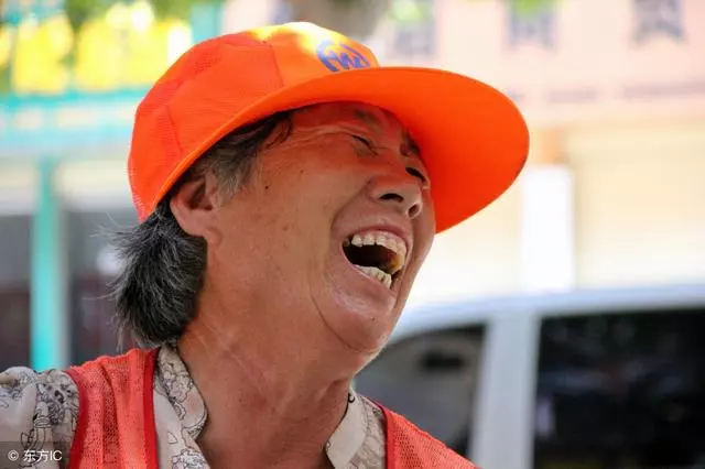 清潔工撿到一張高考準考證,及時送去卻被解僱,失主知後驚喜來了