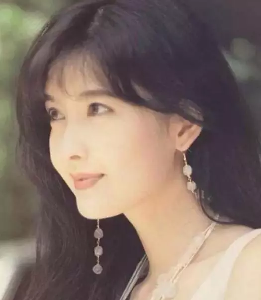 51歲的周慧敏為了抗老,一輩子不曬太陽不生娃,現如今近照曝光,長成這樣