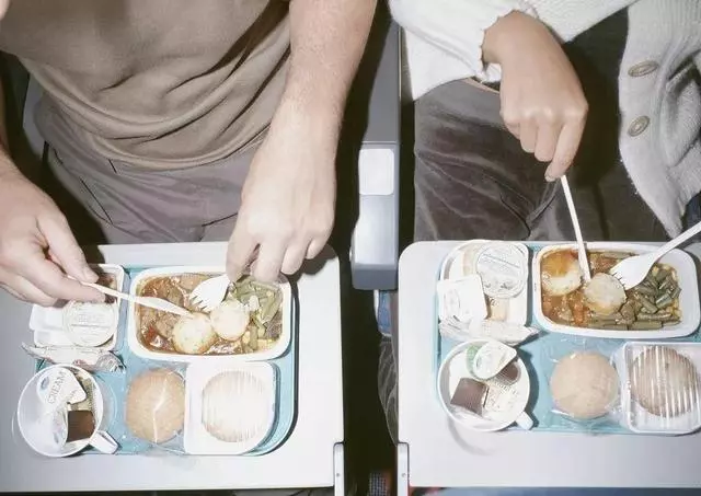 你知道飛機餐是怎麼做出來的嗎?
