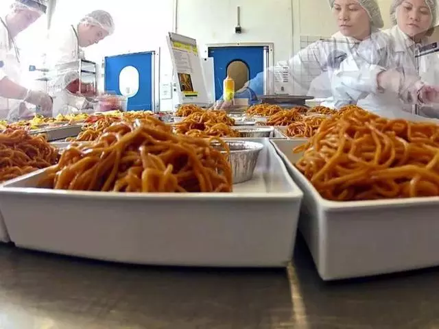 你知道飛機餐是怎麼做出來的嗎?