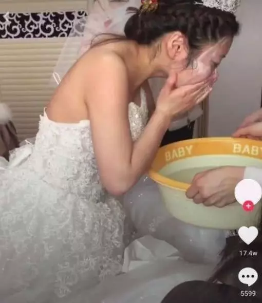 世上最霸氣新娘!迎娶時當場「卸妝」一抬頭 網友全嚇傻:新郎上輩子一定有燒好香!