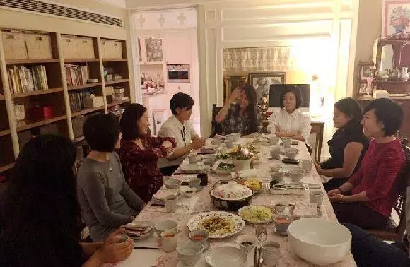 49歲伊能靜「台灣豪宅」內部曝光!裝潢極度奢華,網友看到客廳狂酸:「難怪老公不跟她住!」