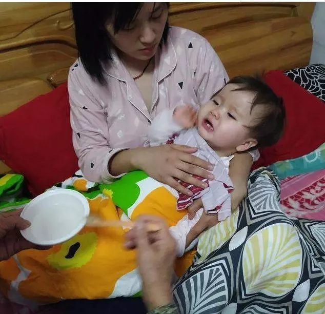 老婆沒做飯被老公扇耳光,老婆抱娃回娘家忘拿奶瓶,返回傻住!
