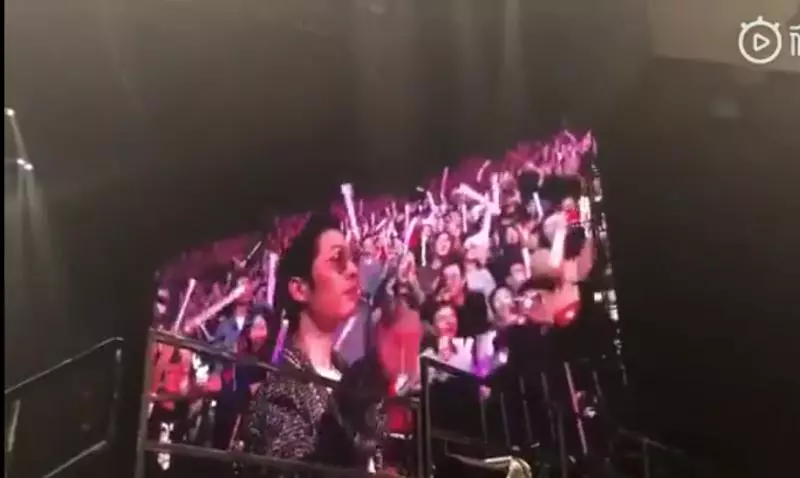 周董演唱會突喊「後面坐一個很漂亮的女生!」下秒「鏡頭一轉後面」全場尖叫:花式灑狗糧❤