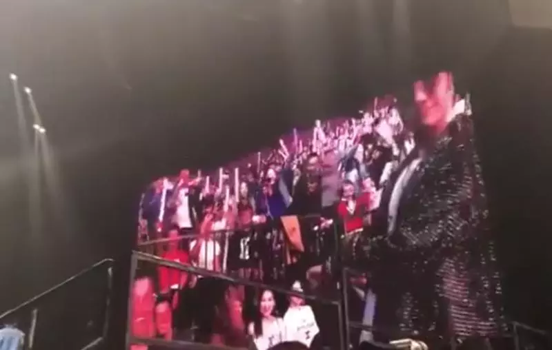 周董演唱會突喊「後面坐一個很漂亮的女生!」下秒「鏡頭一轉後面」全場尖叫:花式灑狗糧❤