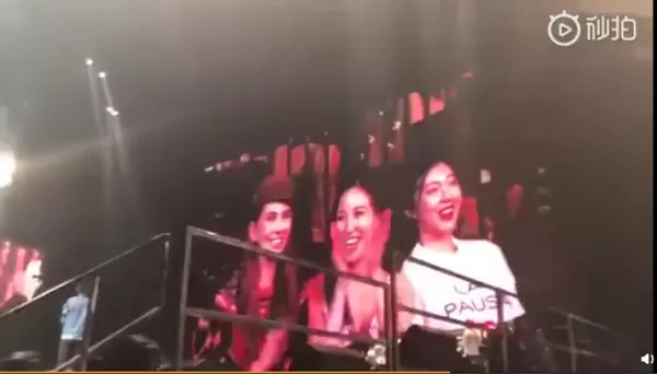 周董演唱會突喊「後面坐一個很漂亮的女生!」下秒「鏡頭一轉後面」全場尖叫:花式灑狗糧❤