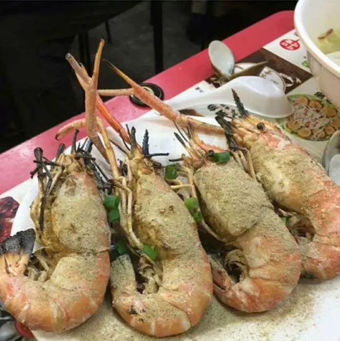 他去士林夜市「買4隻烤蝦」要價400元!耐住怒火詢問…下一秒老闆竟然還加收50元!
