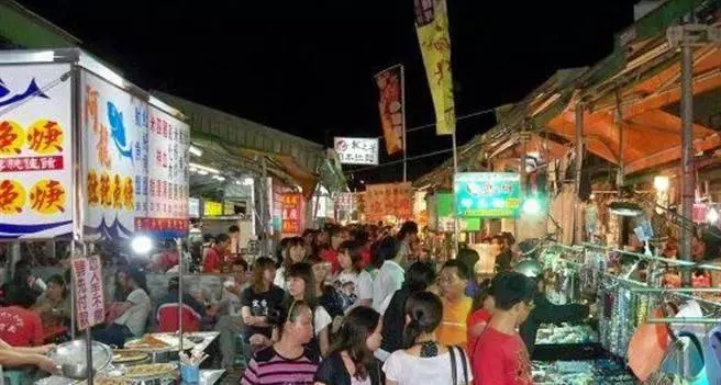 他去士林夜市「買4隻烤蝦」要價400元!耐住怒火詢問…下一秒老闆竟然還加收50元!